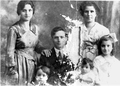 caputo_benito_web/11_1918 Francesco Accordino con moglie Maria Catena, e figli, da sx, Anna - madre di Benito Caputo 